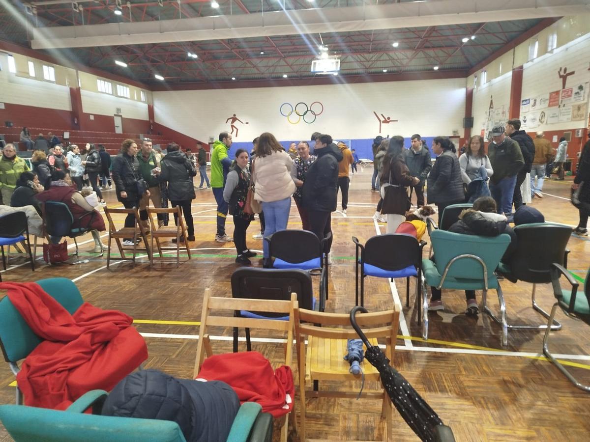 Vecinos desalojados de La Bazana y Valuengo, en el polideportivo de Jerez de los Caballeros.