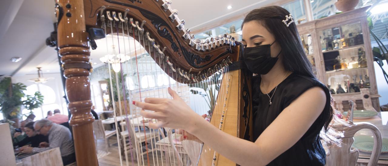 Noelia Sanabria, la joven arpista paraguaya que se gana la vida tocando en restaurantes