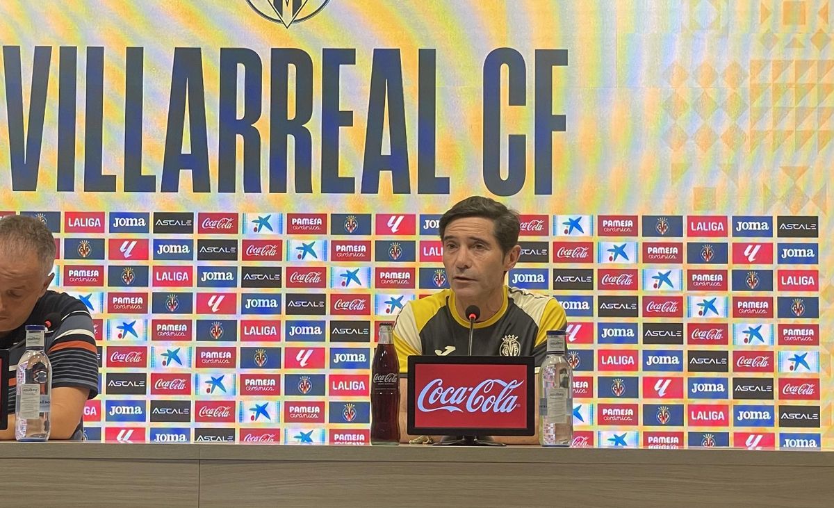 Marcelino García Toral (d), junto al jefe de prensa del Villarreal, Fran Segovia (i), durante la rueda de prensa de este domingo.