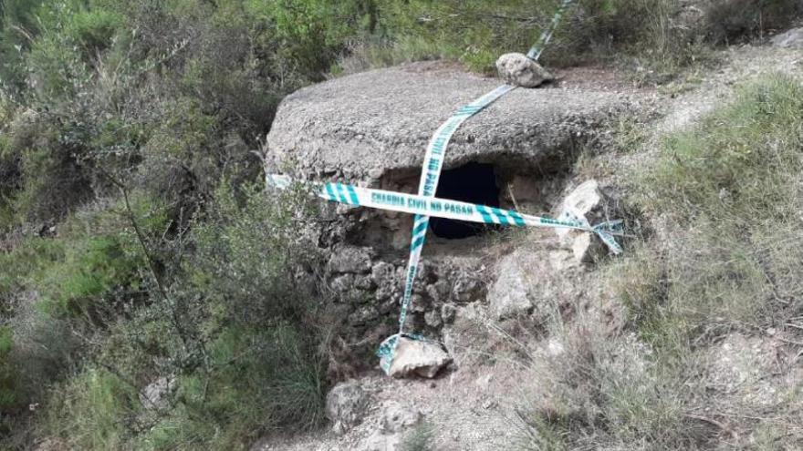 Estado actual del agujero, tapado con cintas de plástico. | LEVANTE-EMV