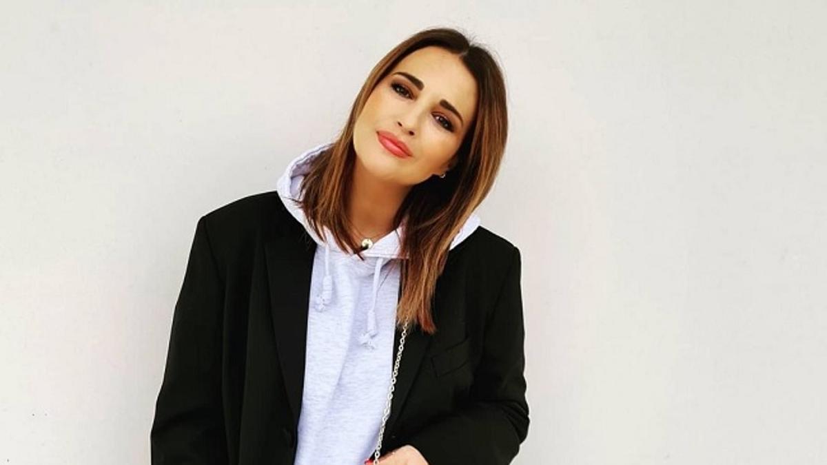 El look de Paula Echevarría con sudadera de Primark y blazer de Uterqüe