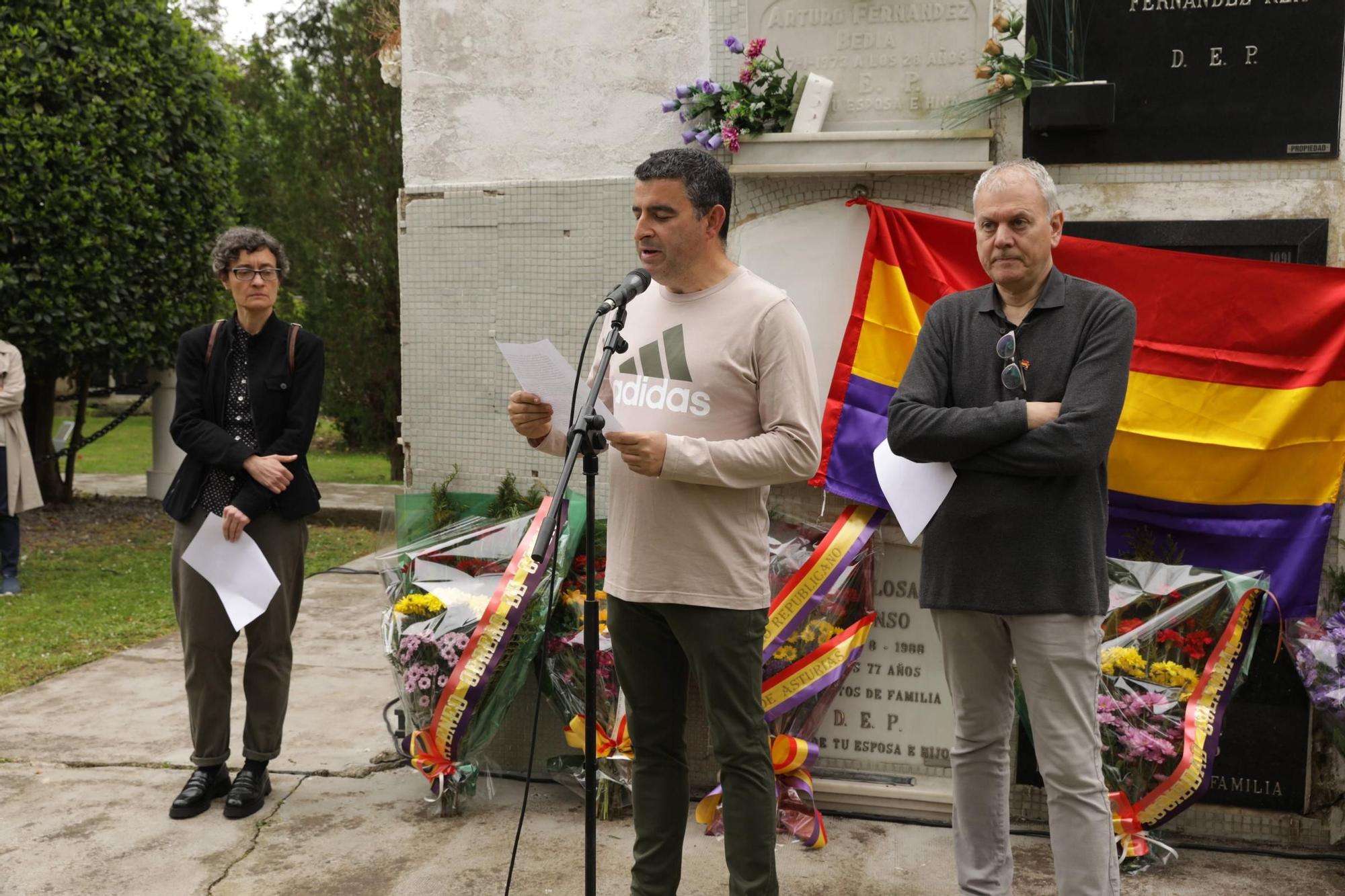 Homenaje en cementerio de El Sucu por el 14 de abril (en imágenes)