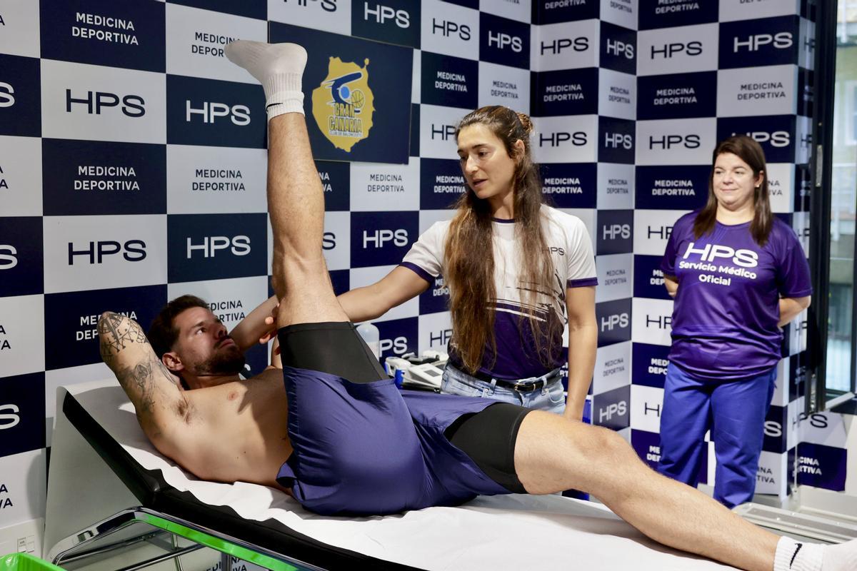 Fran Guerra y Christian Díaz, arrancan su semana en el CB Gran Canaria sometiéndose a su pertinente reconocimiento médico en HPS