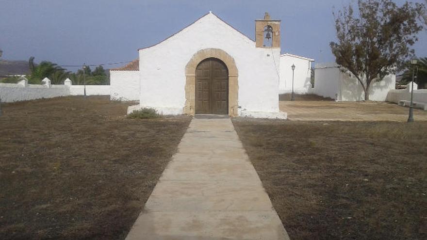 Imagen de la fachada de la ermita de Triquivijate, ayer.