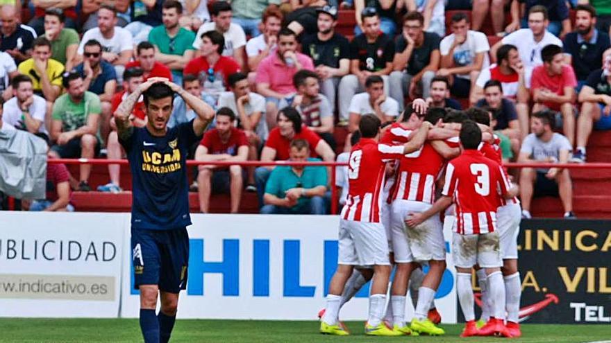 Marcos Llorente, actual jugador del Atlético de Madrid, protegiendo el balón ante Nono.  | JUAN CABALLERO