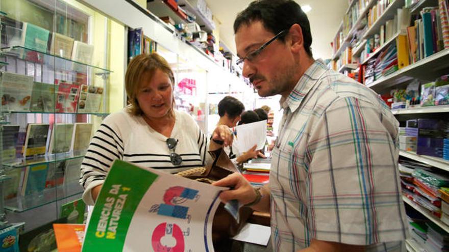 Venta de libros de texto y material en Lalín. // Bernabé / Gutier