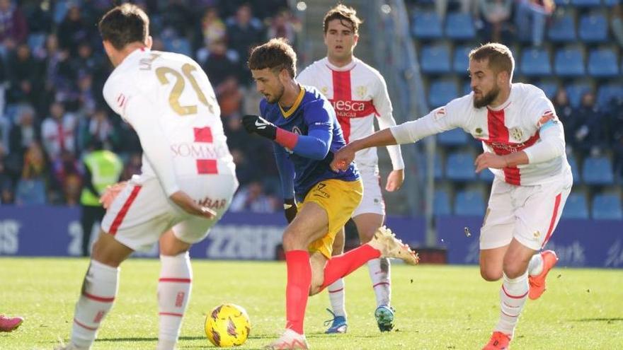 Pulido y Vilarrasa presionan a un jugador del Andorra.