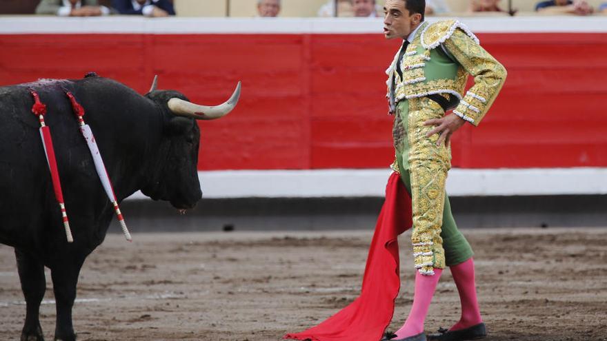 El diestro Paco Ureña ante su segundo toro con la muleta en un mano a mano con Curro Díaz , en la sexta corrida de Bilbao.
