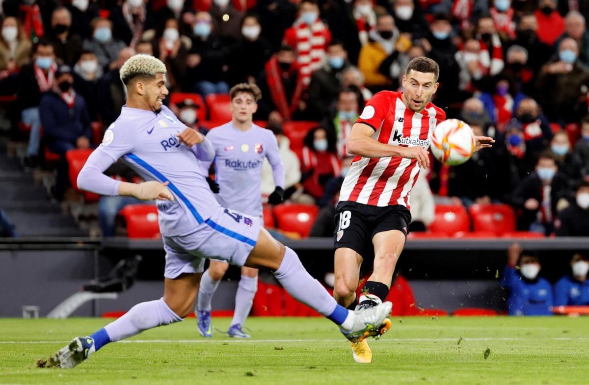 GRAF3378. BILBAO, 20/01/2022.- El defensa uruguayo del FC Barcelona Ronald Araújo (i) lucha con Óscar De Marcos, del Athletic de Bilbao, durante el partido de octavos de final de la Copa del Rey que Athletic de Bilbao y FC Barcelona disputan hoy jueves en San Mamés. EFE/Luis Tejido