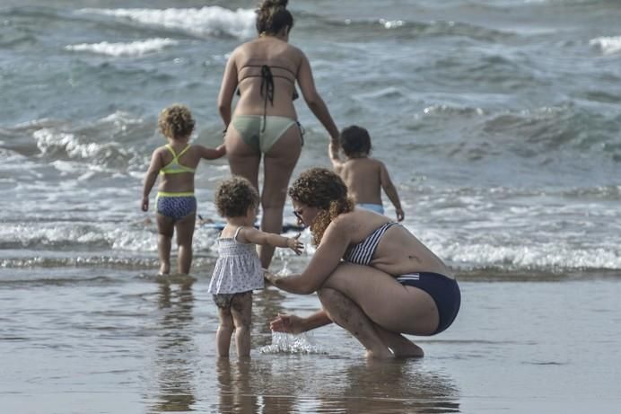 LAS PALMAS DE GRAN CANARIA A 21/06/2017. La Agencia Estatal de Meteorología (Aemet) ha decretado el aviso amarillo por altas temperaturas para este jueves, 22 de junio en Gran Canaria. Playa de Las Canteras. FOTO: J.PÉREZ CURBELO