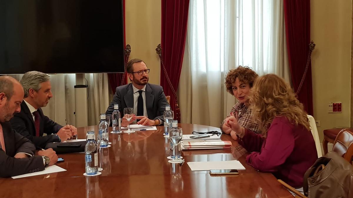 La alcaldesa Teresa Belmonte en una reunión con el grupo popular en el Senado