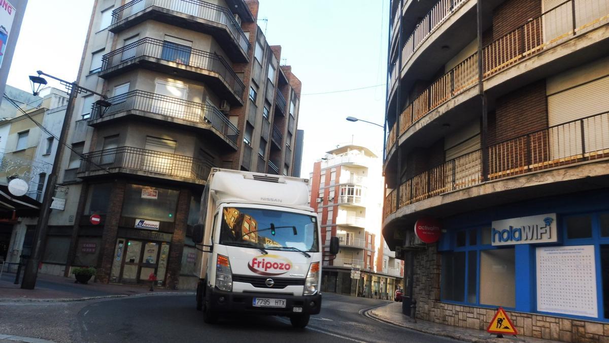 Un camión circula por la travesía de la N-332 de Oliva en la Curva del Segonero, en una imagen de hace dos semanas.
