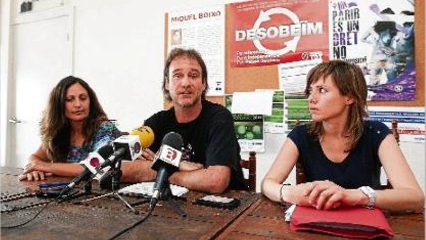 D&#039;esquerra a dreta, l&#039;educadora Sílvia Simoes, el portaveu d&#039;ASSACS i l&#039;advocada Mireia Bazaga.