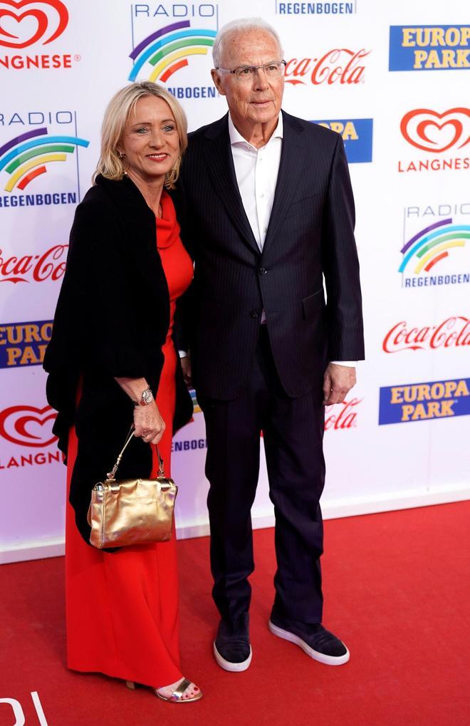 El exfutbolista Franz Beckenbauer posa para los medios junto a su mujer en la ceremonia de los Premios de Radio Regenbogen, en Rust en 2019
