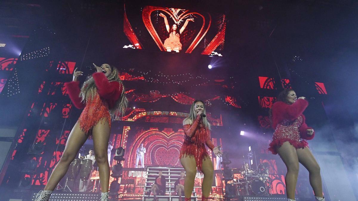 La orquesta París de Noia «disfraza» de discoteca la Porta do Sol de Vigo