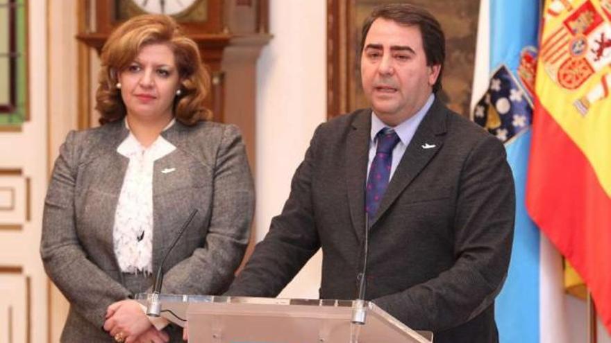La concejala de Turismo, Luisa Cid, y el alcalde, Carlos Negreira, ayer en el palacio municipal. / la opinión