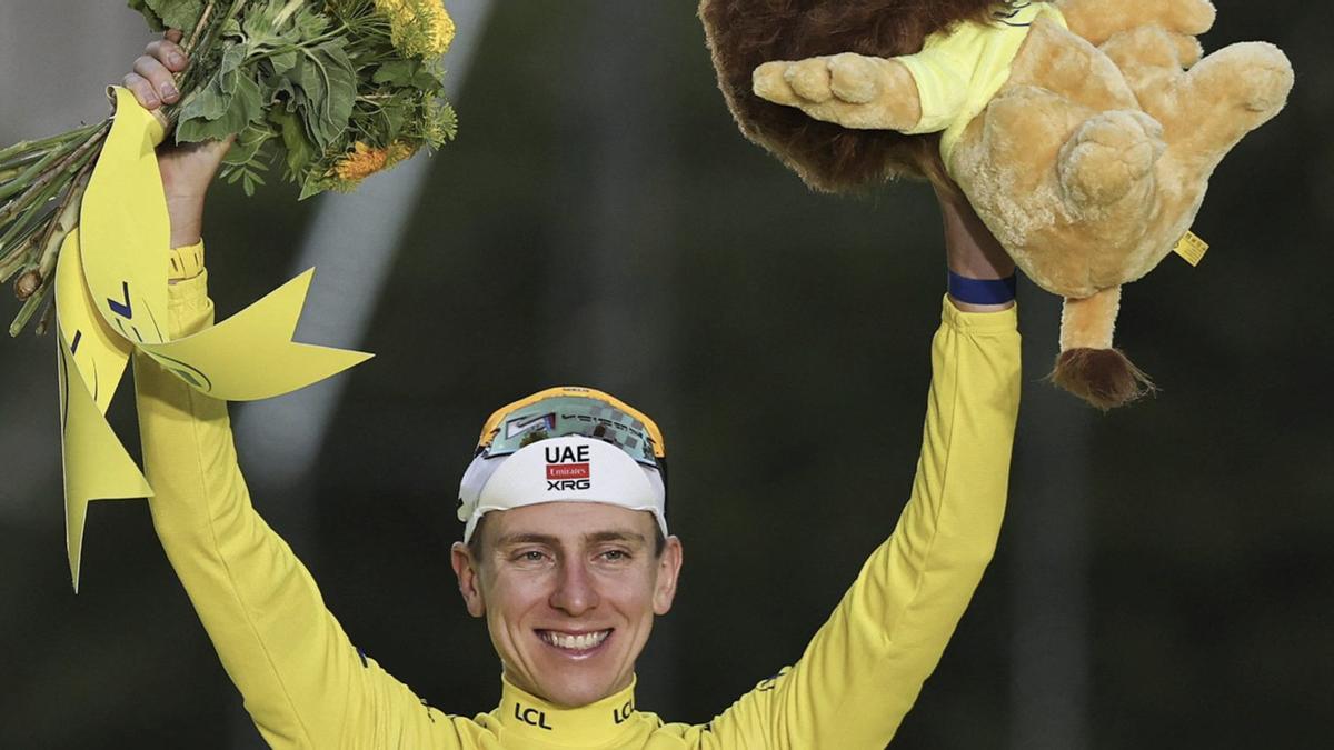 Tadej Pogacar, de 27 años, celebra en los Camps Eliseos la conquista del quinto Tour de su carrera.
