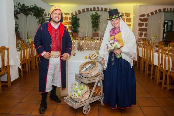 Boda con vestimenta de típicos de Gisela y Aday