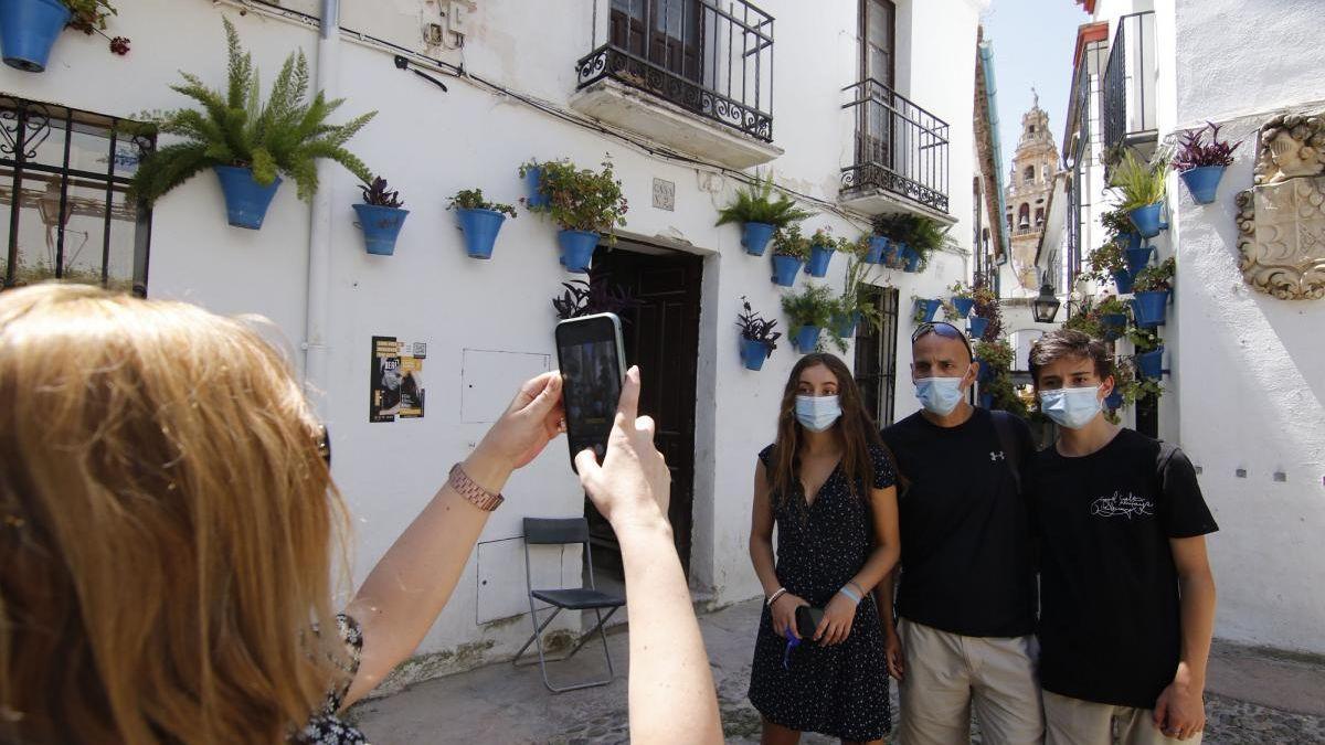 Turistas fotografiándose en la calleja de las Flores.