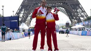 Alvaro Martín, medalla de bronce en 20km marcha masculino, y María Perez, medalla de plata en 20km marcha femenino posan al final de la ceremonia de entrega de medallas en los Juegos Olímpicos París 2024.