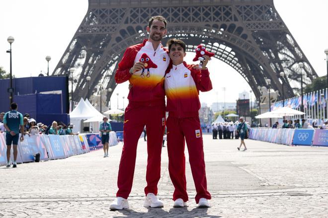Alvaro Martín, medalla de bronce en 20km marcha masculino, y María Perez, medalla de plata en 20km marcha femenino posan al final de la ceremonia de entrega de medallas en los Juegos Olímpicos París 2024.