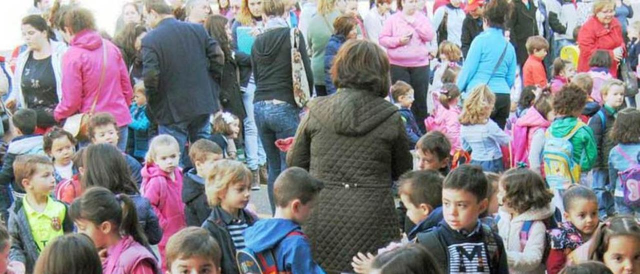 Alumnos a la entrada del colegio Peña Careses.