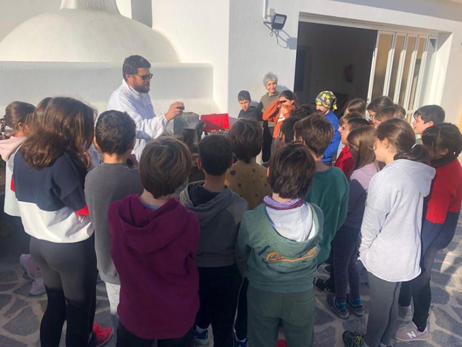 Niños apicultores en el Camp d'Aprenentatge de sa Cala