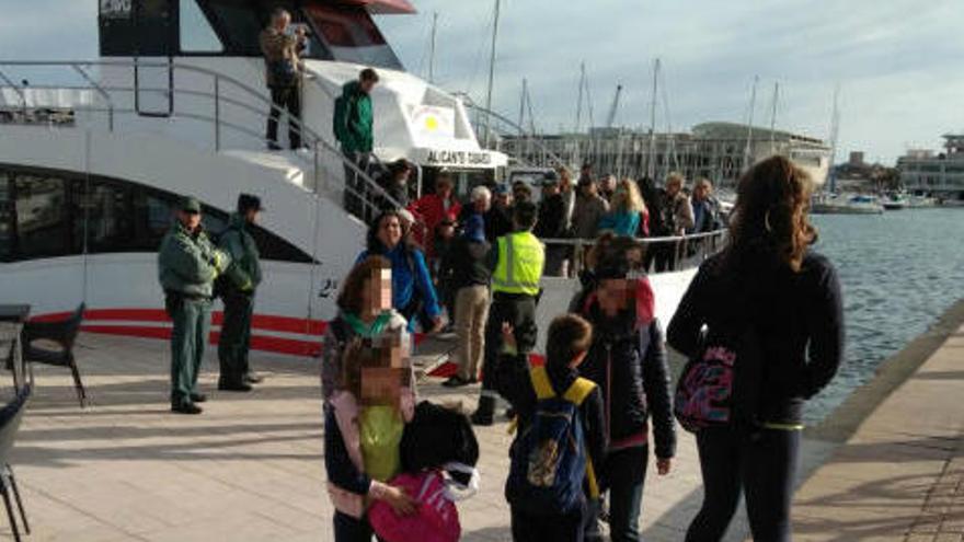 La Guardia Civil esperando ayer a que desembarcaran todos los pasajeros.