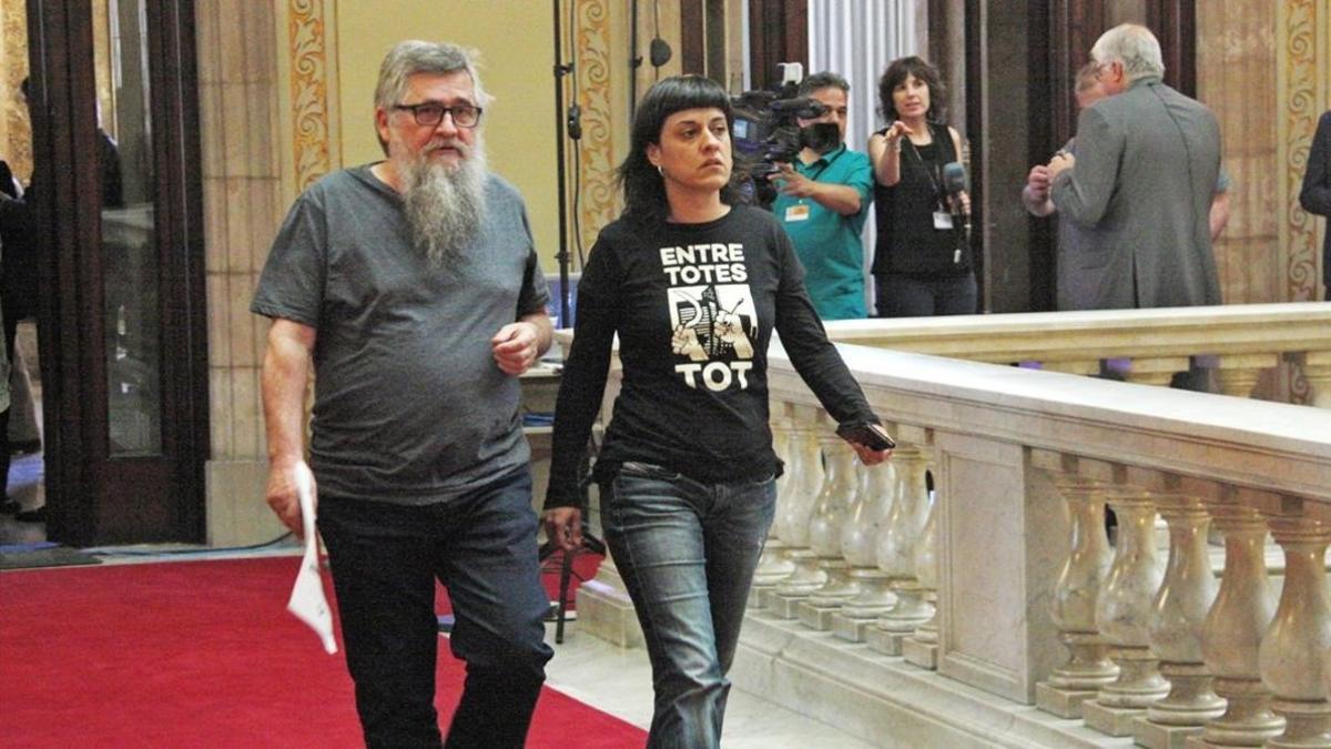 Los diputados de la CUP Joan Garriga y Anna Gabriel se dirigen a la reunión con el 'president' Carles Puigdemont y el vicepresidente Oriol Junqueras, este miércoles en el Parlament.