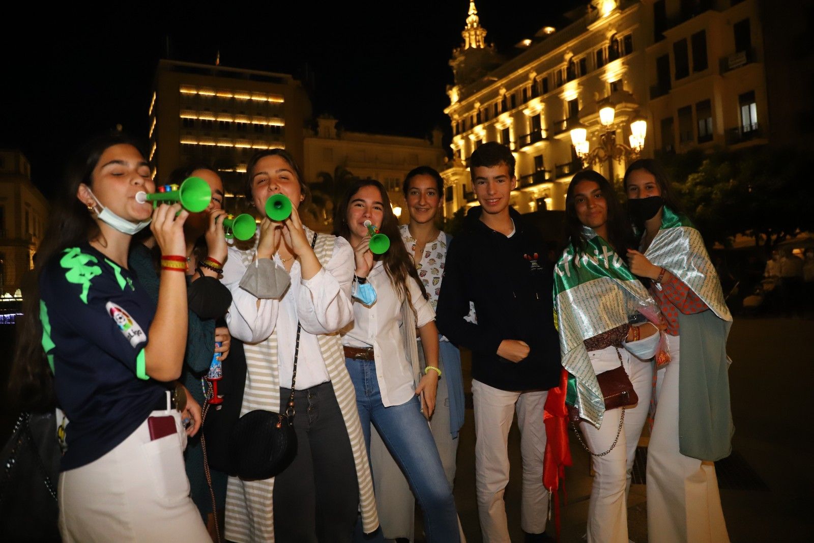 Los aficionados cordobesistas celebran el ascenso en Las Tendillas