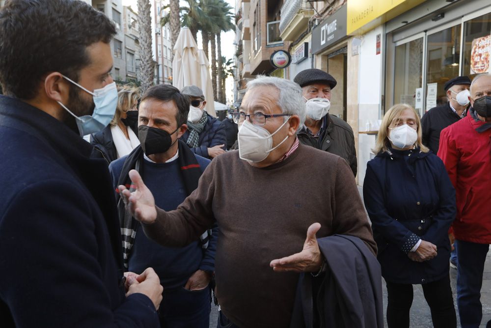 Vecinos de Sagunt protestan por la falta de atención personal en la banca.