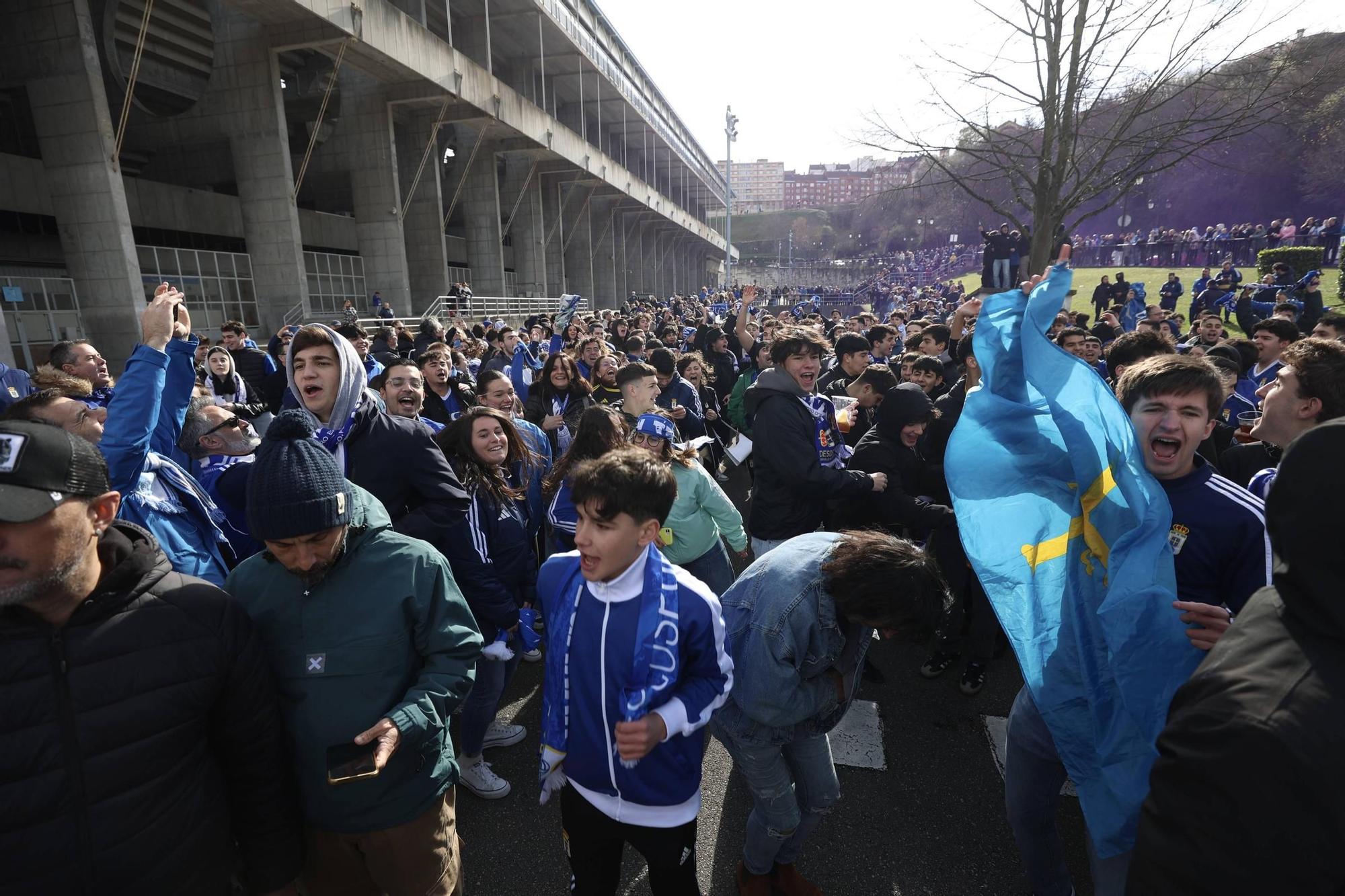 La salida de los jugadores del Real Oviedo del Carlos Tartiere en imágenes