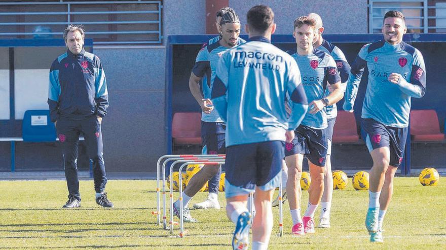 Felipe Miñambres observa el entrenamiento de su equipo en Buñol.  | MIGUEL ÁNGEL MONTESINOS