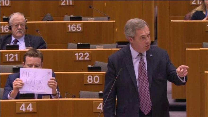 Un eurodiputado laborista sabotea a Farage en el Parlamento Europeo mientras defiende a Trump