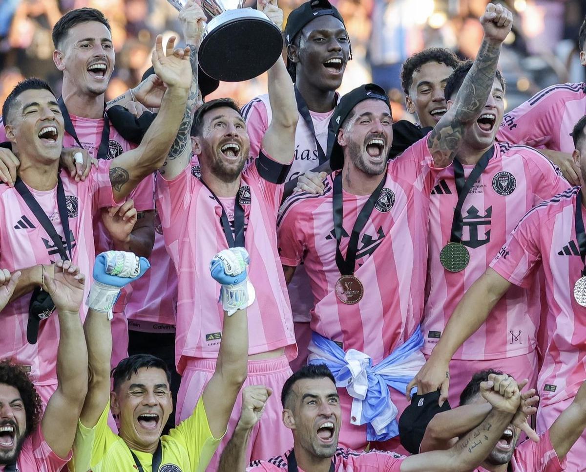 Los jugadores del Inter Miami, campeón de la MLS en 2025, levantan el trofeo.
