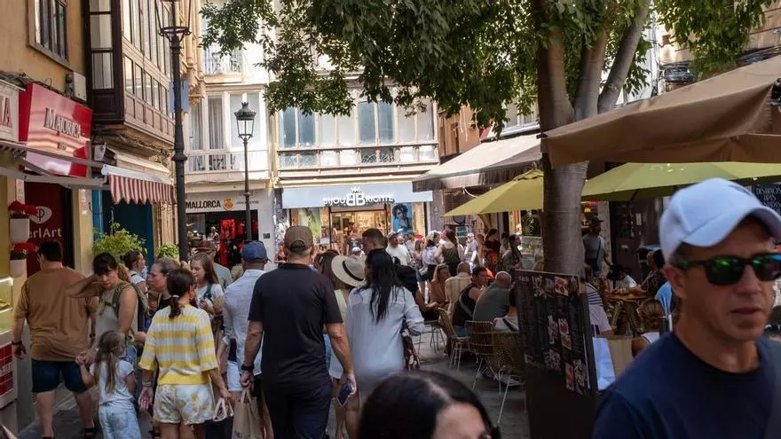 El mal tiempo atrae a miles de turistas al centro de Palma, colapsando sus calles