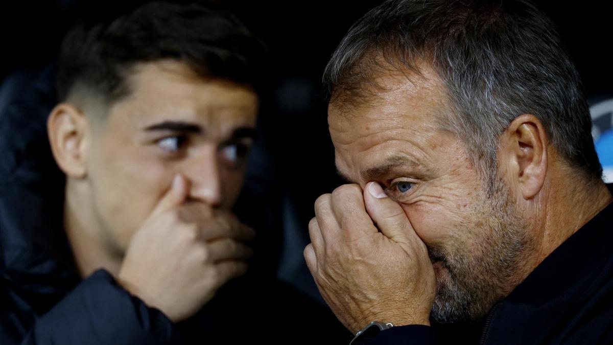 Gavi y Flick charlan en el banquillo del Bernabéu durante el clásico Madrid-Barça.