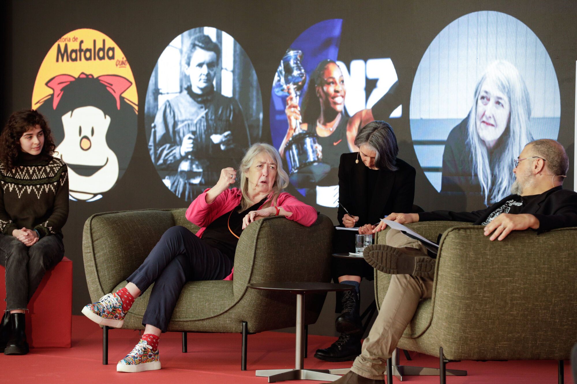 EN IMÁGENES: La "amazona" Mary Beard fascinada en su encuentro con estudiantes en Gijón: "A Nerón le habrían encantado las redes sociales"