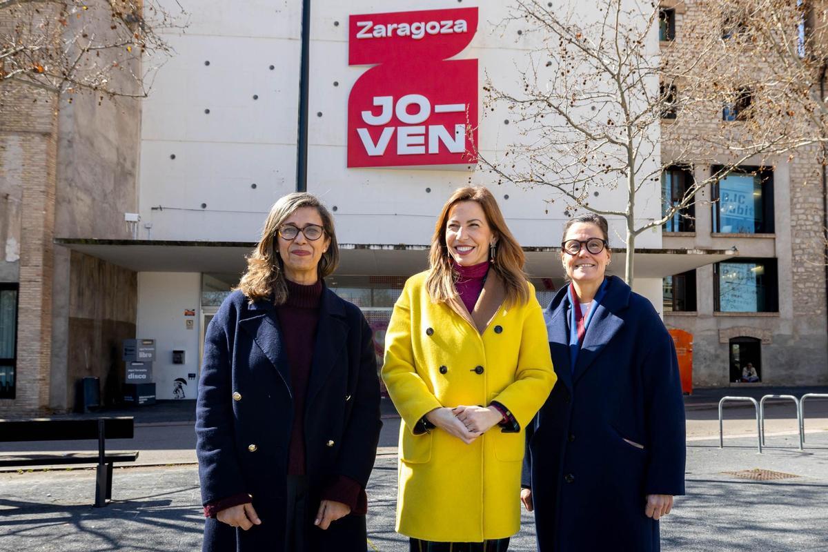 La fachada de La Azucarera ya luce con el cartel de Zaragoza Joven.