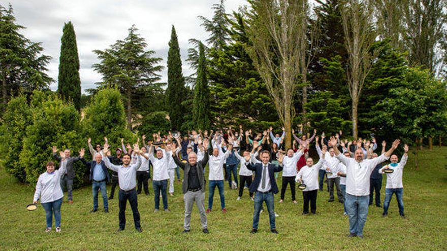 Foto de família dels representants dels cellers i restaurants que han signat el manifest &#039;Maridatge empordanès&#039;