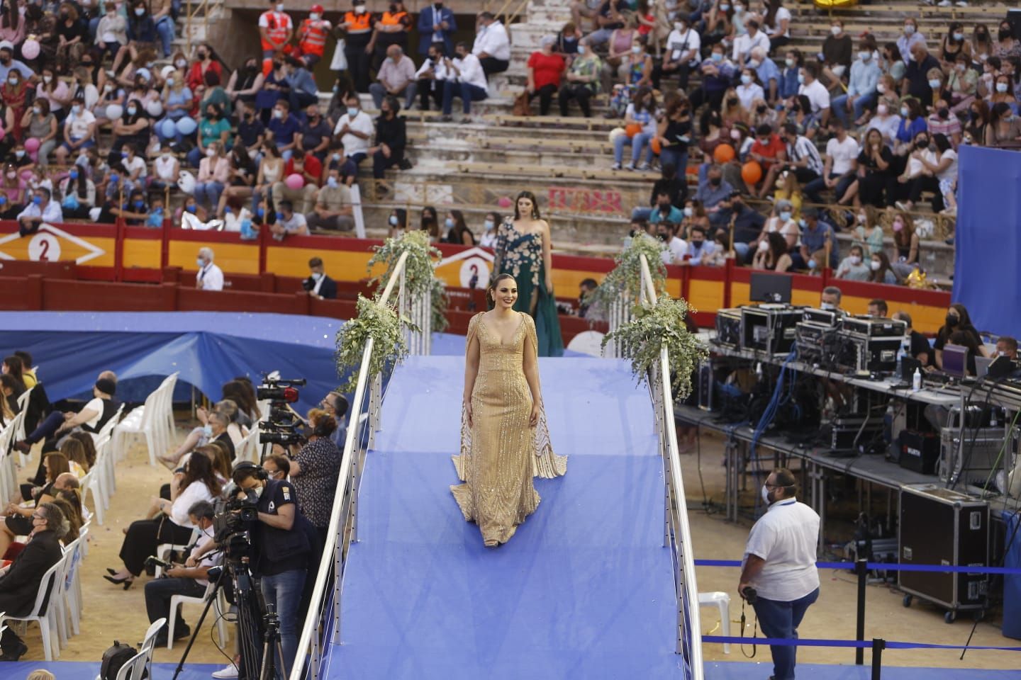 Las 79 aspirantes a Bellea del Foc desfilan en la Gala de Candidatas tras un año de espera