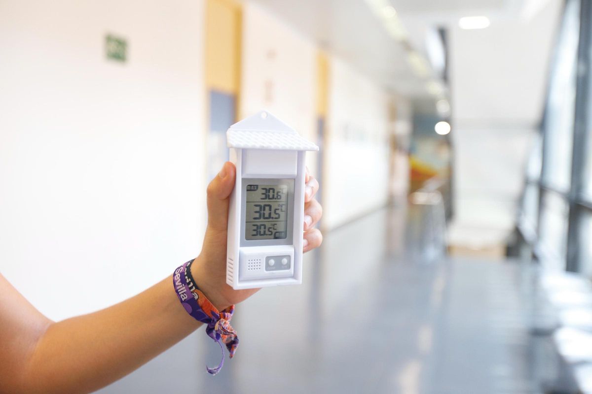 Un termómetro marca 30,5 grados en la sala de espera de la planta más alta del centro de salud San Pablo, este jueves.