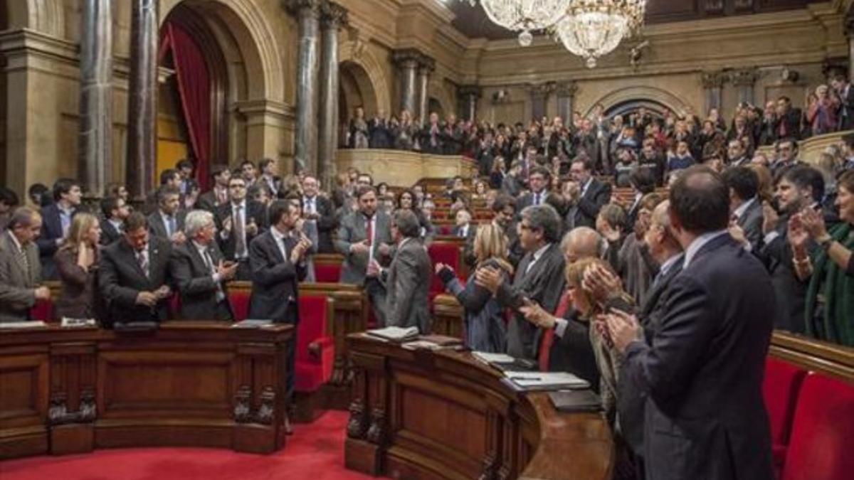 El 'president' Artur Mas saluda a Oriol Junqueras tras la aprobación de la declaración de soberanía del Parlament, el 23 de enero del 2013.