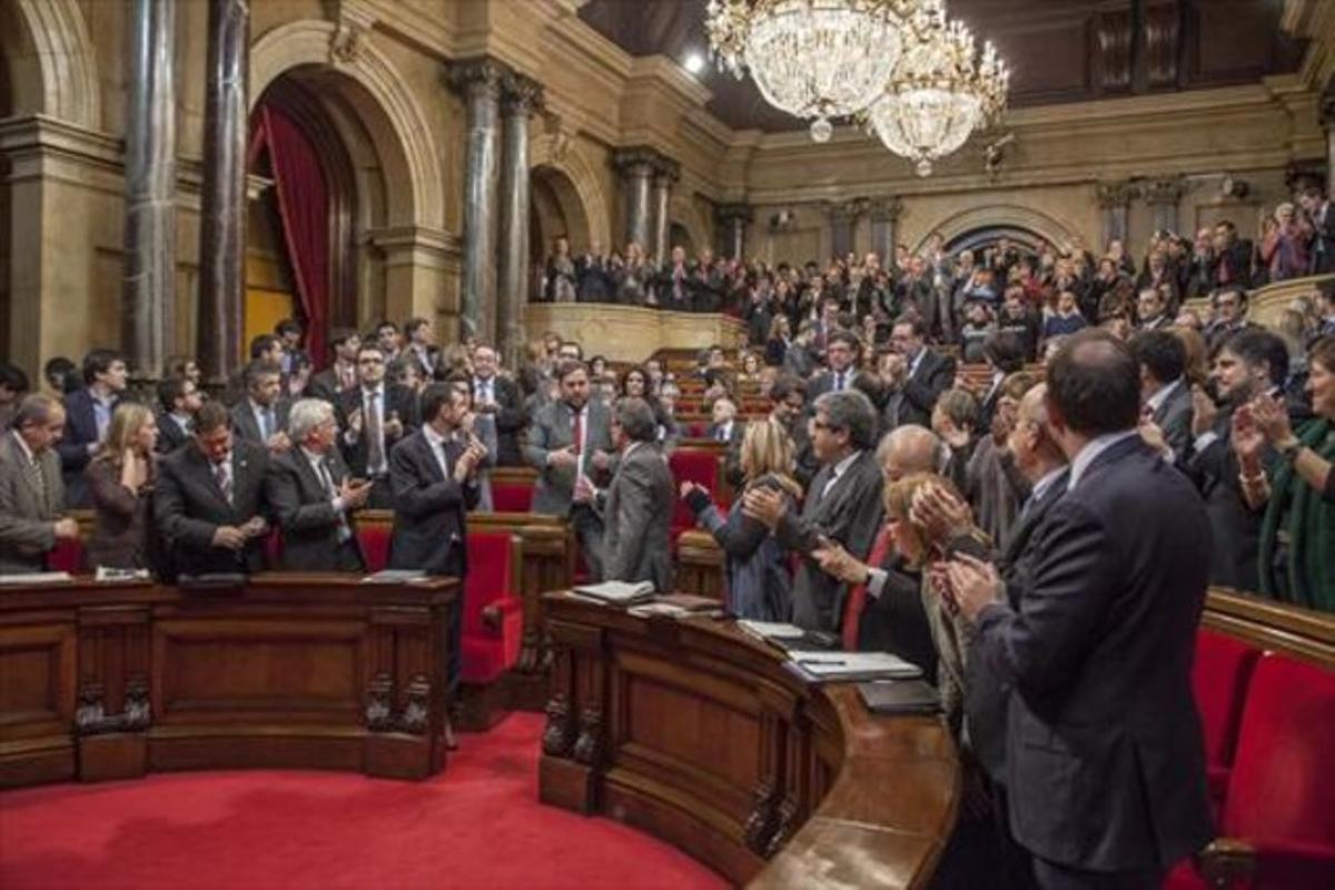 El president Artur Mas saluda Oriol Junqueras després de l’aprovació de la declaració de sobirania del Parlament, el 23 de gener del 2013.