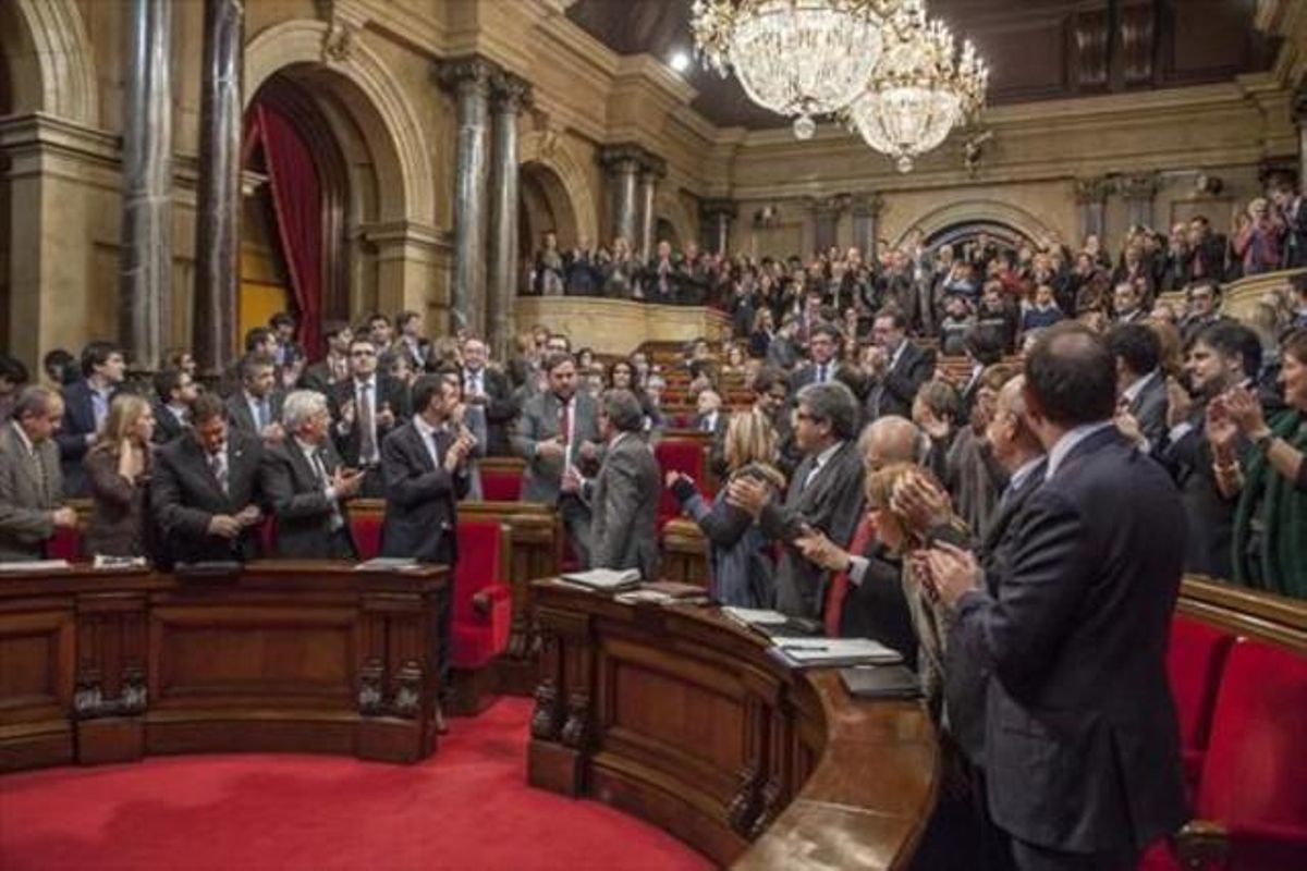 El president Artur Mas saluda Oriol Junqueras després de l’aprovació de la declaració de sobirania del Parlament, el 23 de gener del 2013. El president Artur Mas saluda Oriol Junqueras després de l’aprovació de la declaració de sobirania del Parlament, el 23 de gener del 2013.