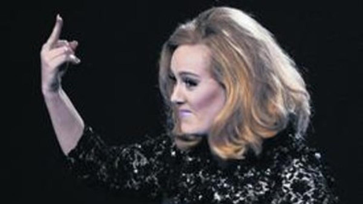 La 'peineta' de Adele causa furor en internet_MEDIA_1