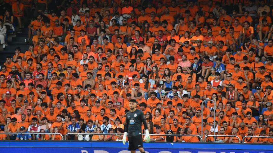 Una marea naranja invade Riazor en el Deportivo-Elche para pedir una "solución" para Marathón Inferior
