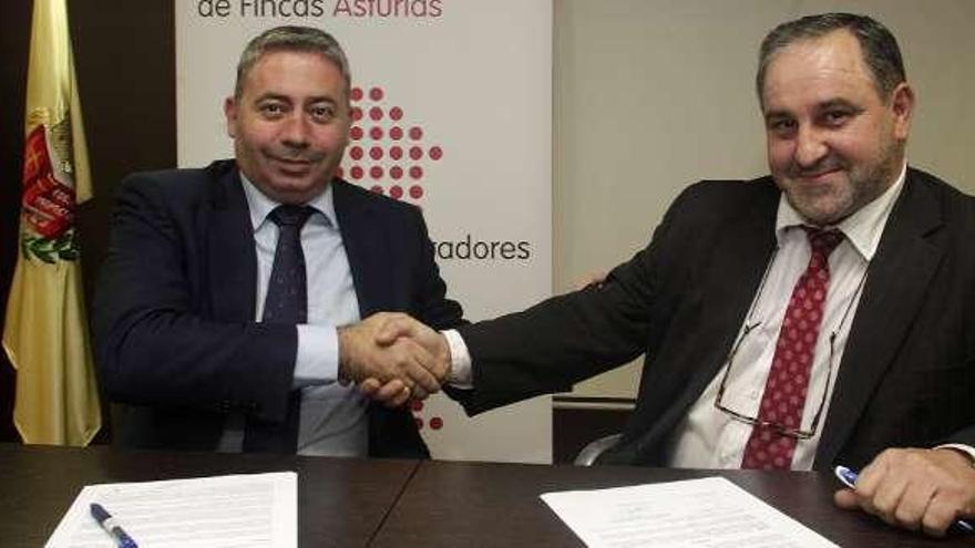 José Antonio Sánchez (izquierda), delegado de Gas Natural Fenosa, y Anselmo Gómez, presidente del Colegio de Administradores, tras la firma.