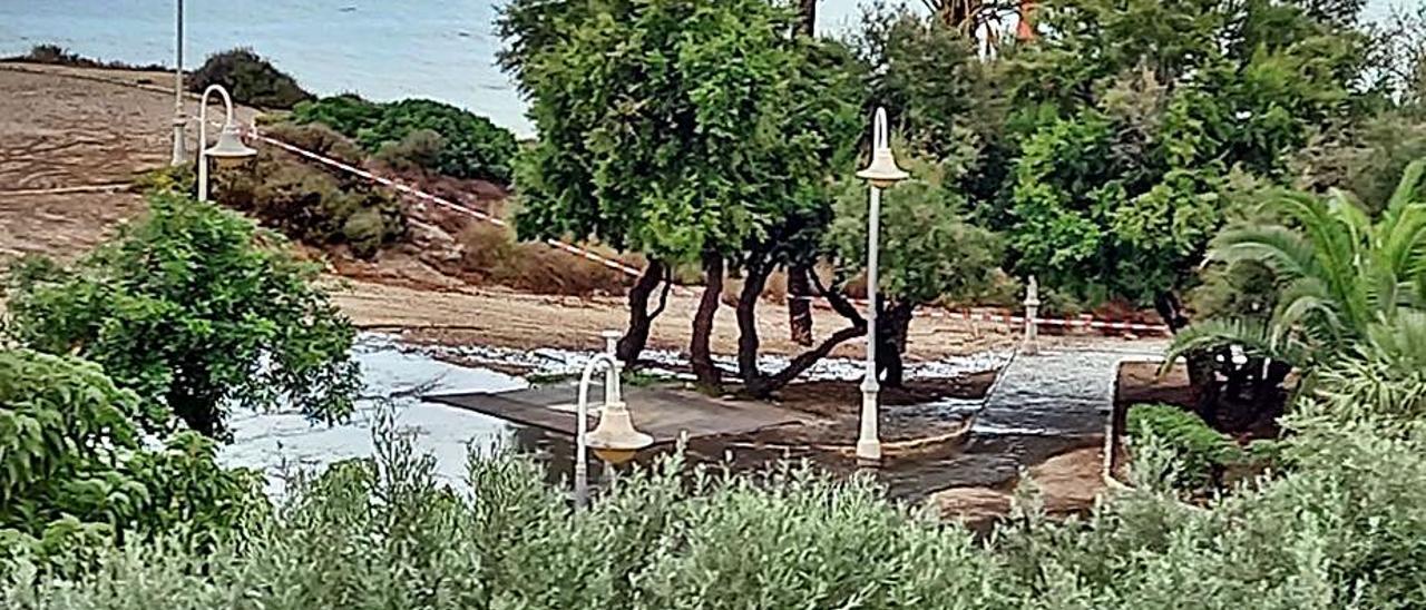 La playa de la Almadraba balizada por los vertidos fecales. | INFORMACIÓN