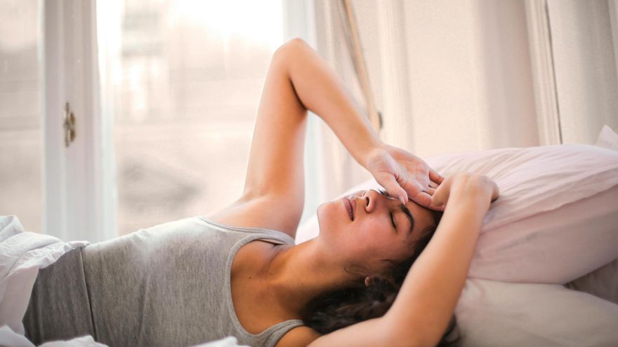 Inflamación, desajuste en el reloj biológico e inflamación: todos los riesgos de dormir hasta tarde
